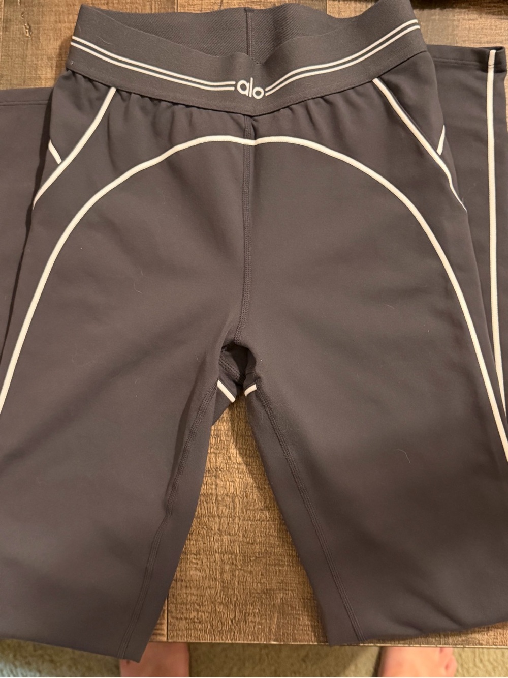 ALO heart throb leggings, a size, small anthracite, and white